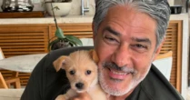 William Bonner posa com o cachorro da filha, Bruce William, e web brinca: 'Nome vai dar confusão'