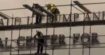 Trabalhadores iniciam remoção do nome de Trump do Kennedy Center; veja vídeo