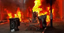 A onda de protestos violentos na Irlanda do Norte após homem estrangeiro ser acusado de ataque com faca