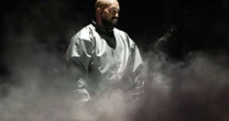 Modelo processa Kanye West por agressão sexual em set de clipe e diz ter se sentido 'sufocada e com medo'