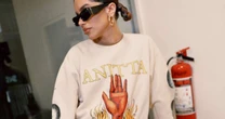 "Tô tirando onda, tudo isso sem tigrinho", canta Anitta a caminho dos EUA para abertura da Copa