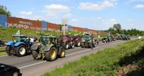 Agricultores mobilizam tratores em Paris em meio à polêmica sobre retorno de inseticidas proibidos