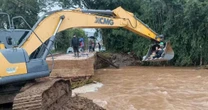 Enfermeiros são resgatados por escavadeira após queda da cabeceira de uma ponte no RS
