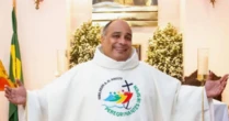 Padre Omar quebra sete costelas; veja como ele está