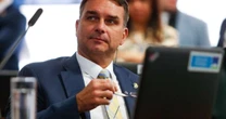 'Estamos oficialmente em uma ditadura', afirma Flávio Bolsonaro após prisão domiciliar do pai