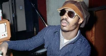 Quando baterista apanhou de Stevie Wonder após propor luta com olhos vendados