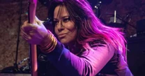 Lenda do Grunge e baixista do L7, Jennifer Finch pede ajuda para pagar tratamento
