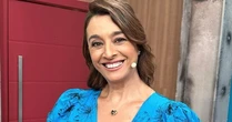 Padre Fábio de Melo doa prêmio do Programa Silvio Santos a senhora da plateia do SBT