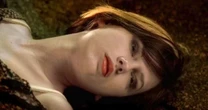 Há 17 anos, ela interpretou uma personagem morta em uma das séries de TV mais populares da época: Ninguém esperava que se tornaria a maior estrela do século XXI!
