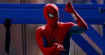 Homem-Aranha 4: Tom Holland pilota tanque e encontra fãs em vídeo de bastidores