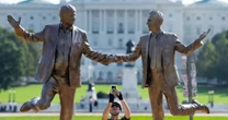 Trump e acusado de tráfico sexual de menores dão as mãos em estátua na frente ao Congresso