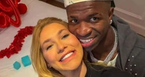 Agora é oficial! Vinicius Jr. faz surpresa romântica para Virginia e anéis chamam atenção de Luciano Huck: 'Casal!'