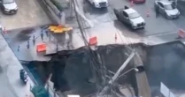 Cratera gigante se abre em rua de Bangkok e engole carros devido às obras do metrô; veja vídeo