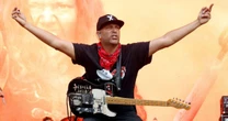 Tom Morello cancela turnê após internação de sua mãe de 102 anos
