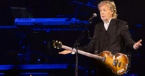 Paul McCartney toca hit dos Beatles pela 1ª vez em 60 anos no casamento de Taylor Swift