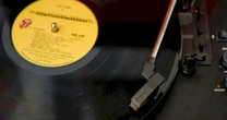 Gravadora aposta em reciclagem de vinil para novas prensagens