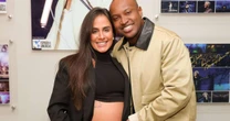 Vem, Bento! Carol Peixinho deixa barriga de seis meses do 1º filho à mostra em show do cantor: 'Engravidei de forma natural'