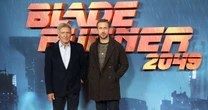 Harrison Ford faz piada sobre soco em Ryan Gosling: 'Ele continua bonito'