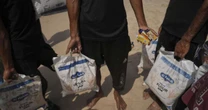 'Não vejo nada da ajuda que chega': doações humanitárias são revendidas clandestinamente em Gaza