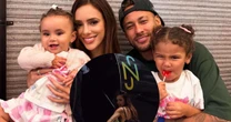 Luxo na Copa! Bruna Biancardi embarca com os filhos de Neymar em jatinho personalizado do craque e detalhes roubam a cena