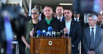 Flávio Bolsonaro sobre prisão do pai: 'Moraes se vinga por sanções aplicadas e ele'