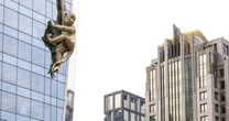 Por que escultura gigante de macaco foi colocada em prédio da Faria Lima