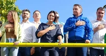 De tornozeleira, Bolsonaro troca moto por trio elétrico em motociata