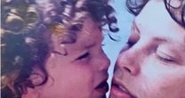 Reconhece o chorãozinho? Este menino é galã na novela 'Força de Mulher', leva vida discreta e ainda brilha como pianista
