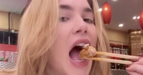 Virginia Fonseca choca seguidores ao comer cérebro na China e revela: 'Apimentado'