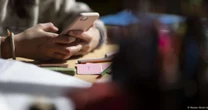 [Coluna] Proibição do celular na aula sobrecarrega professores