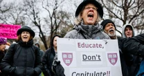 Por que Trump trava 'batalha' contra Harvard e outras universidades de prestígio dos EUA