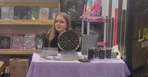 Autora viraliza ao lamentar 'tarde de autógrafos' vazia na Bienal do Livro: 'Ainda tenho fé'