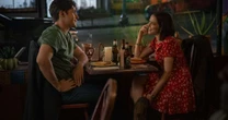 "Eu fui a única pessoa que riu": Diretora de Mensagens para Isabelle revela a divertida história real que deu origem ao novo romance que está fazendo o público chorar na Netflix