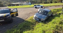 PRF prende motorista embriagado e sem habilitação após perseguição e colisão em Osório