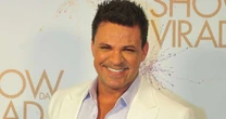 Irreconhecível? Nova aparência de Eduardo Costa surpreende fãs em show; cantor passou por transplante capilar