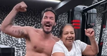 Ex-BBB Eliezer se emociona ao abrir o coração sobre doença crônica da mãe