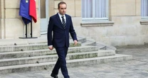 Macron sob pressão: primeiro-ministro pede demissão e agrava crise política na França