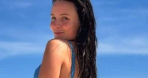 Casada, Larissa Manoela surpreende na praia com físico sarado: 'Ficou musculosa'