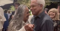Maria Bethânia e Paulinho da Viola dançam juntos no aniversário de 80 anos da cantora; veja vídeo