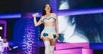 Katy Perry estreia turnê e surge em garrafa gigante