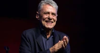 Chico Buarque faz 82 anos; relembre os sucessos que consolidaram seu legado