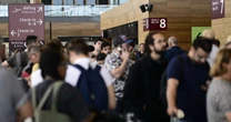Operações em aeroportos europeus começam a se normalizar após ciberataque