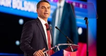 Flávio Bolsonaro vai aos EUA em busca de Trump e agenda positiva em meio a crise e sob olhar atento do governo Lula