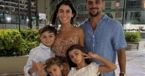 VÍDEO: Felipe Simas faz tour pela casa e chama atenção com simplicidade