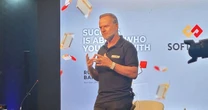 Barrichello lança coleção de roupas com sua assinatura