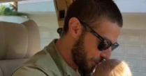 MUITO LINDOS! Chay Suede encanta web ao publicar foto ao lado da filha mais nova