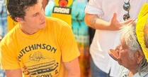 Shawn Mendes se encontra com cacique Raoni durante visita a Belém para participar da COP30
