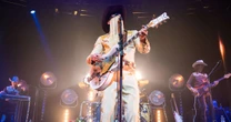 Orville Peck sofreu uma overdose e quase morreu. Ele transformou isso em seu melhor álbum até agora