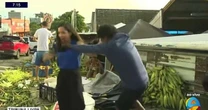 Repórter é agredida ao vivo por pessoa em situação de rua: "Está chorando"