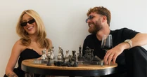 Karoline Lima e Léo Pereira posam para fotos de casal e dão indícios de noivado